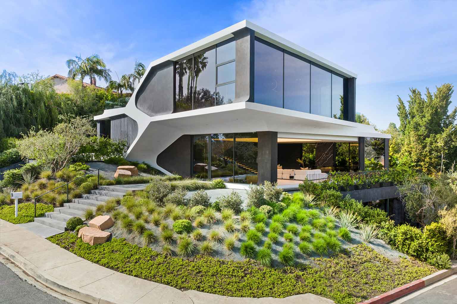 exterior shot of a modern house in los angeles VEAD7HX.jpg